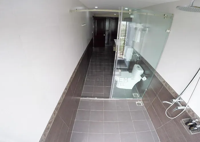 Hotel Golden Gem Tuan Chau 2*