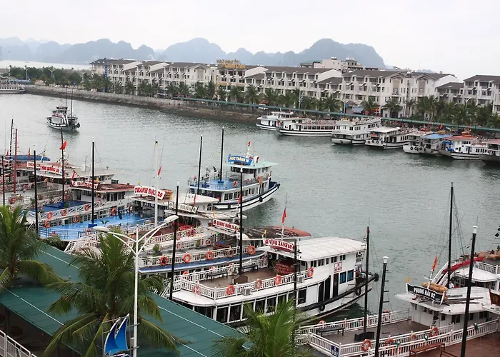 Hotel Golden Gem Tuan Chau 2*